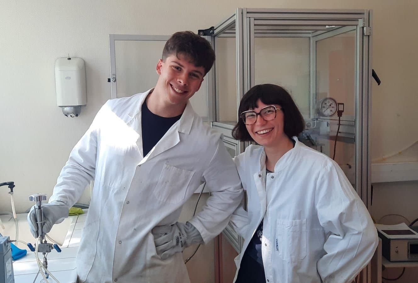 Emma and Eden in front of the experimental set-up